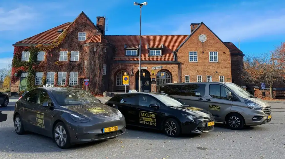Taxi Nyköping – Taxilink vid Nyköping Centralstation Taxi Nyköping – Taxilink taxibilar (Tesla, sedan och minibuss) vid Nyköping Centralstation